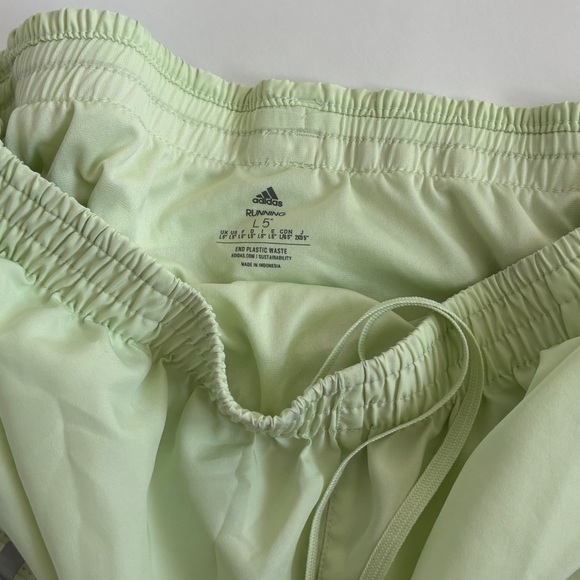 Yellow Adidas 5” On The Run Men’s Short large neon - Picture 2 of 3